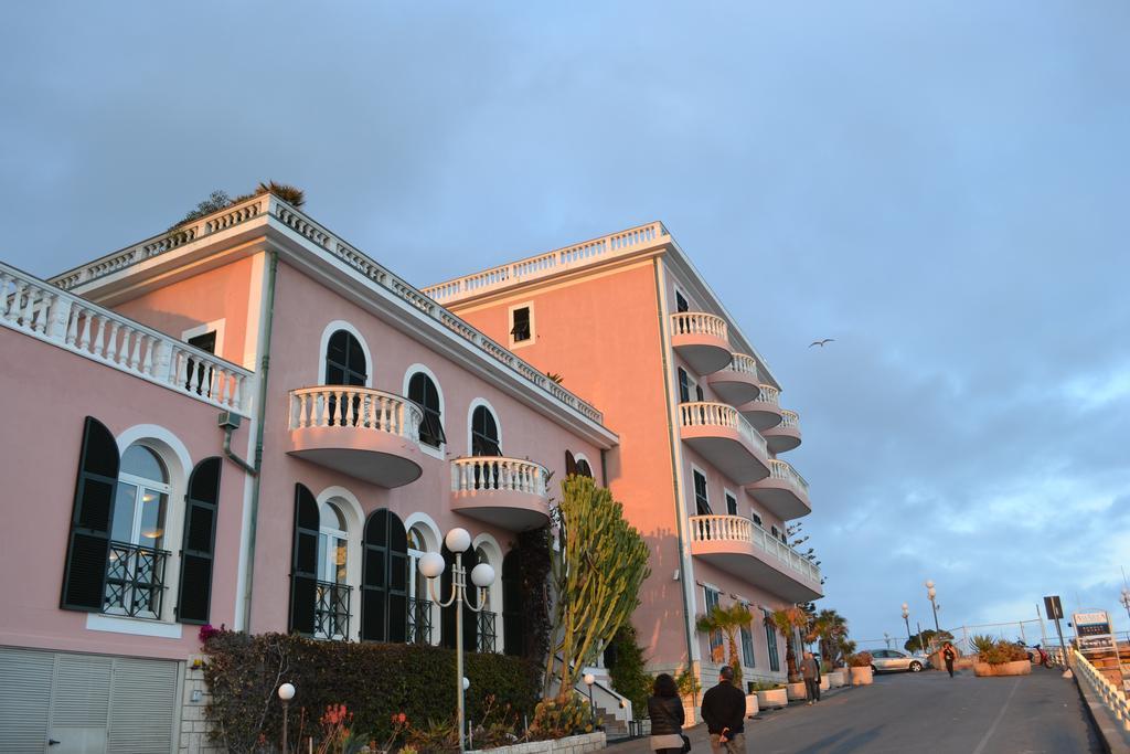 Hotel Piccolo Lido Bordighera Exterior photo